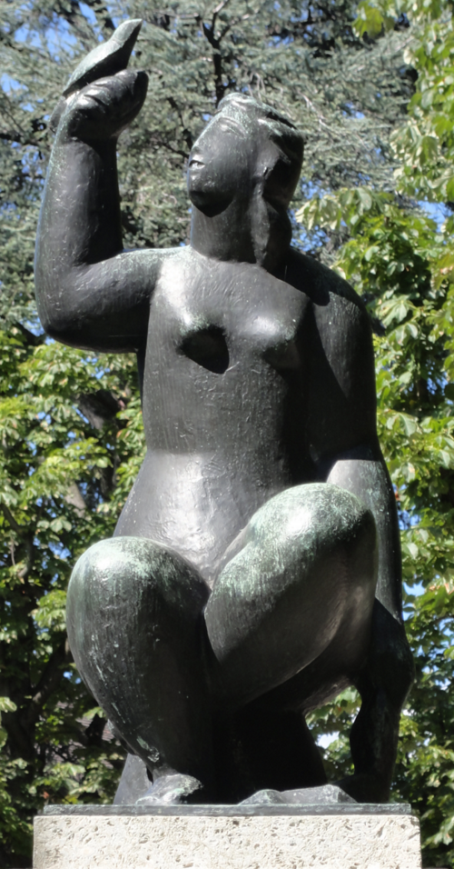 Figur auf Brunnen